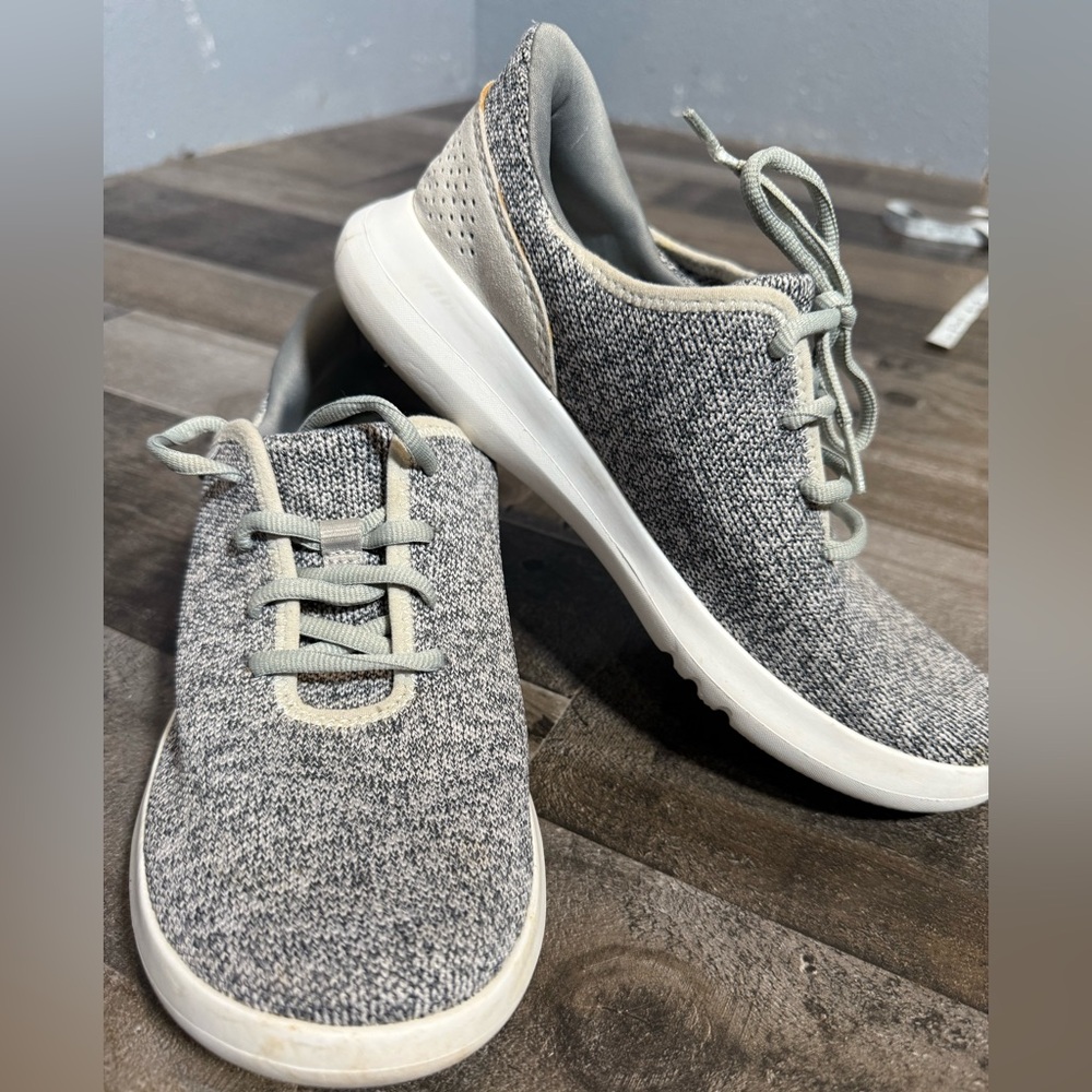 Kizik Grey Fast Tennis Shoes- W7.5 M6‎